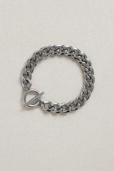 Plat Bracelet — flat-link silver chain bracelet with modern toggle clasp on linen background, polished and minimal design by Matte.