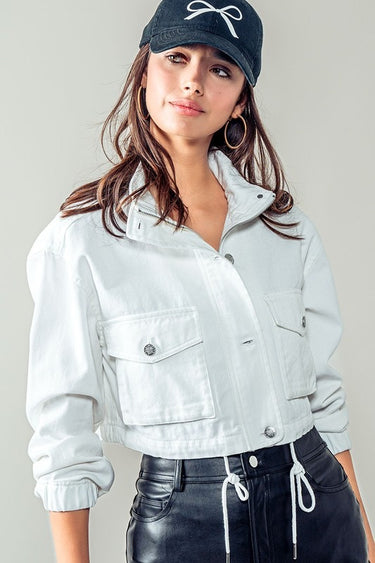Cropped white jacket with utility details, styled with streetwear look