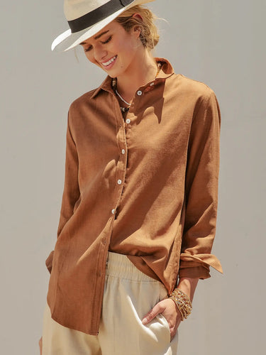 Front view of the camel Moort linen shirt.