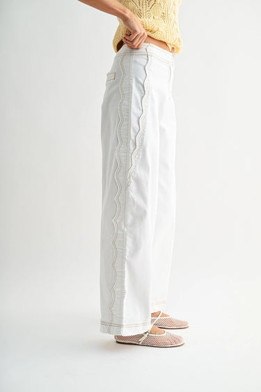 Octavia Jeans – white denim jeans, side view with relaxed silhouette.