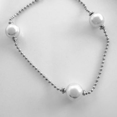 Genyen bracelet silver beaded chain with large pearls on white background