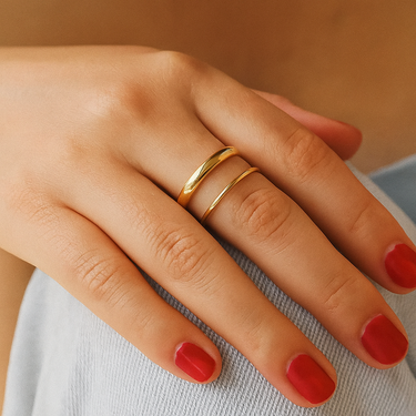 Infinte Ring on model showing double band design.