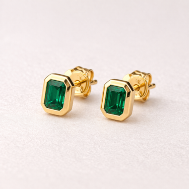 Pinda Stud Earrings green zirconia pear cut gold stud earrings.