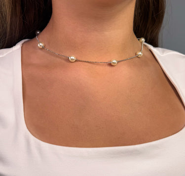 Model wearing Genyen silver necklace with pearls close-up