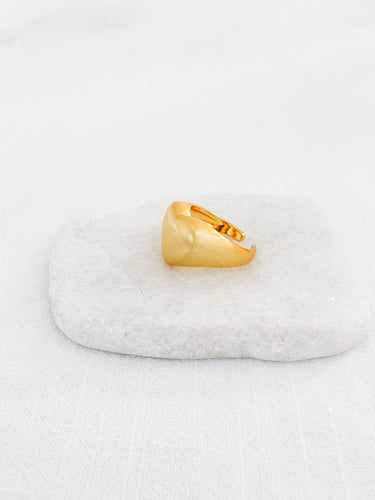 Shiny gold heart-shaped ring on marble base – Irlanda Ring by Matte.