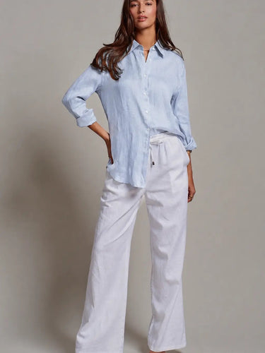 Moort linen shirt in light blue with a relaxed silhouette.